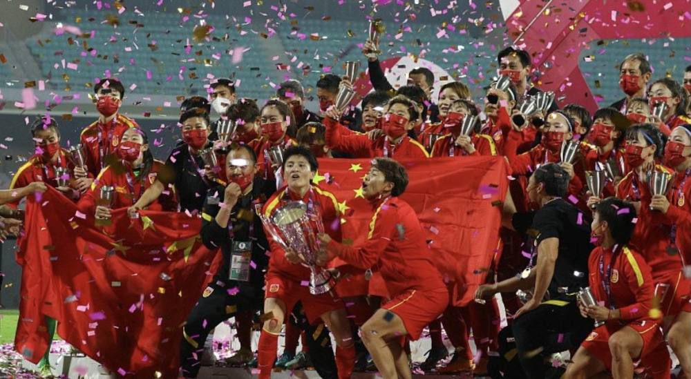 终极大战极限交锋 未来战士无畏出征逆流迎战《明日战记》世界观设定庞大且深远，末日危机的背景延伸出惨烈刺激的故事内核，在终极预告中，此种情绪被放大、外显并借由空战部队主力泰来（古天乐饰）、郑重生（刘青云饰）的战友情谊、无畏冲锋全面外化